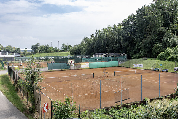 Tennisplatz Pichling keine 300m entfernt